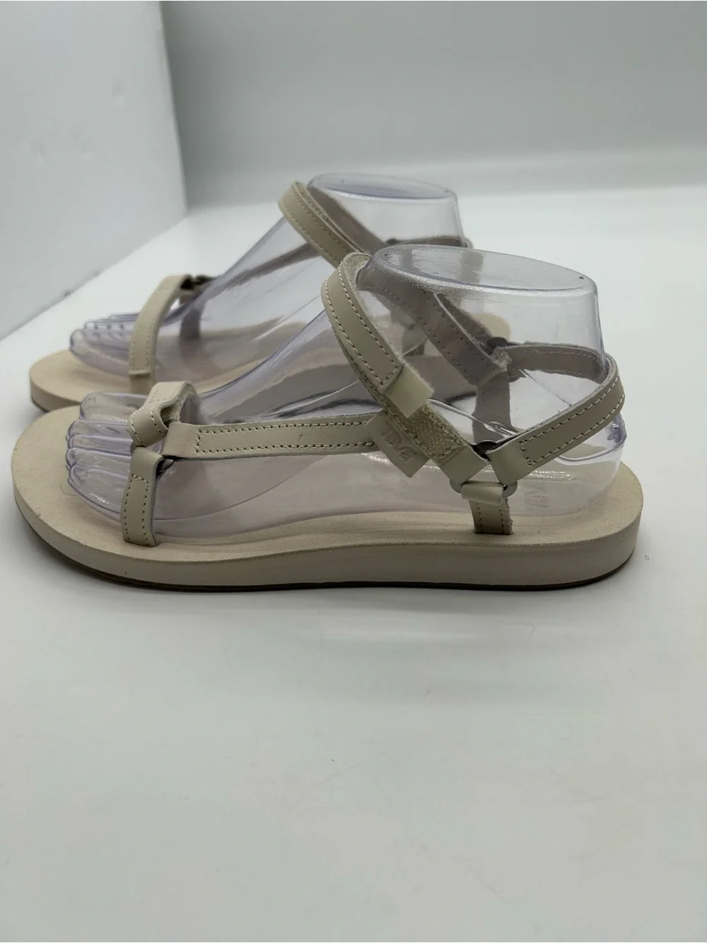 Teva Women’s Universal Slim Leather Beige Strappy Sandals size 8W NWOT
